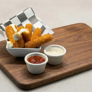 Crispy mozzarella fingers with marinara