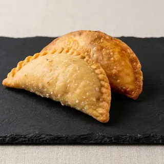 Crisp samosas filled with cheese, chicken or beef